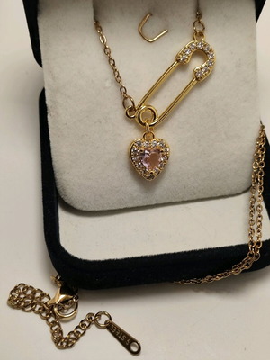 Gold plated steel necklace with safety pin and pink heart, new