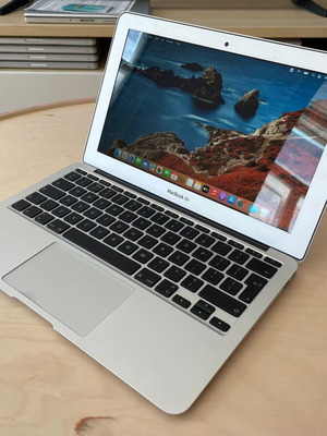 MacBook Air used Intel Core i5 128GB SSD 11 inch