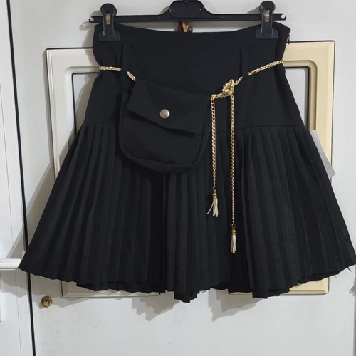 Black pleated skirt with pouch and chain belt size M like new