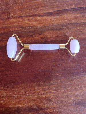 Face roller made of genuine rose quartz, like new