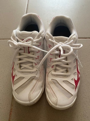 Mizuno volleyball shoes used, pink, size 38