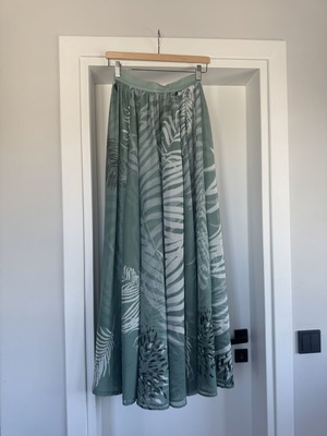 Arpyes skirt Small like new, white and green