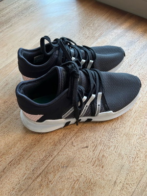 Γυναικεία αθλητικά Adidas equipment μεταχειρισμένα, μέγεθος 38 2/3, μαύρα με ροζ λεπτομέρειες
