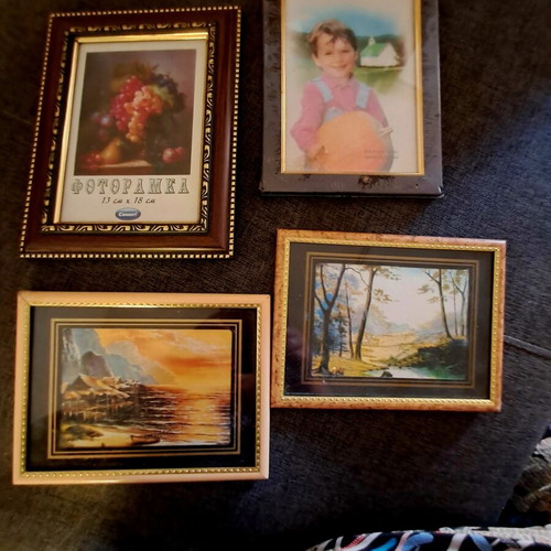 Photo frames set of 2 and 2 frames like new