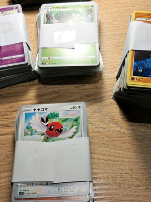 Pokemon cards 551 with 1 stand like new, holo Japanese included
