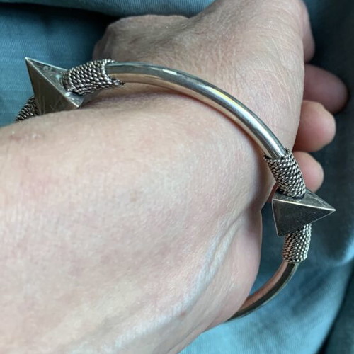 Silver handmade bracelet like new with triangular details, unisex