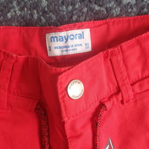 Tommy Hilfiger pants and Mayoral shorts for a 2-year-old boy, both together for 9 euros