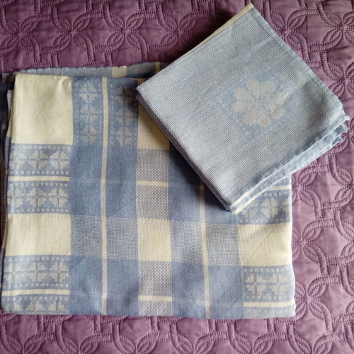 Tablecloth with six napkins in lavender color like new