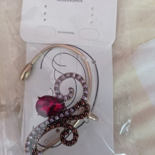 Ear cuff MAC MODE Accessories new with red teardrop stone