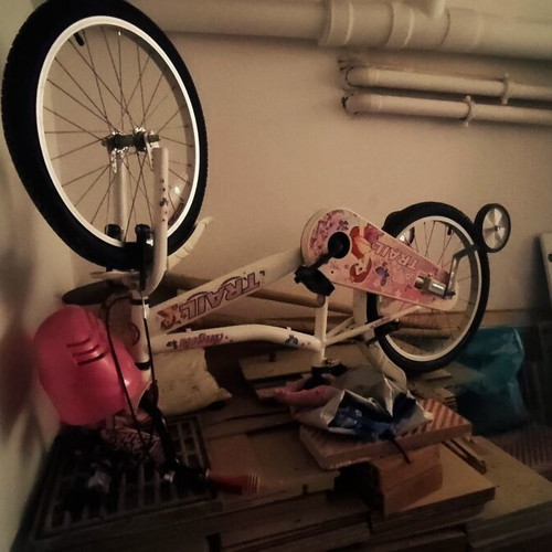Bicycle for ages 5 to 12 like new, city style, 20 inch wheels, white