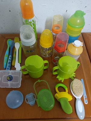 Baby feeding items like new with gift changing bag