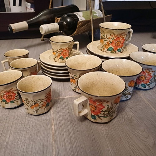 Set of 5 coffee cups and 6 tea cups with saucers like new