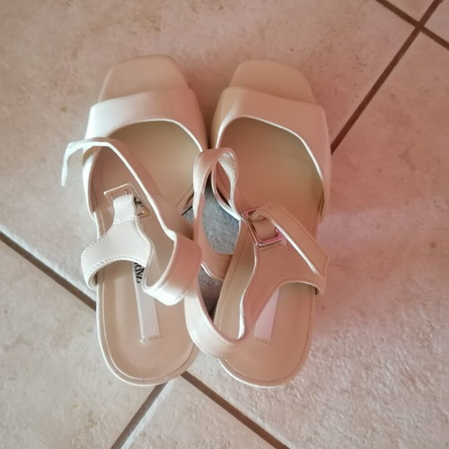Zara sandals new, size 38, beige platform