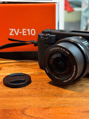 Sony ZV-E10 like new camera for vlog and video recording