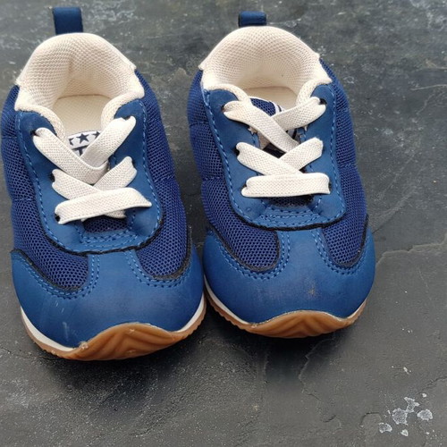 Children's shoes size 20-21 blue used with surface scuff