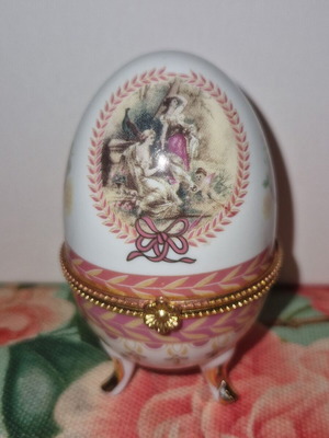 Limoge porcelain decorative egg like new, collectible