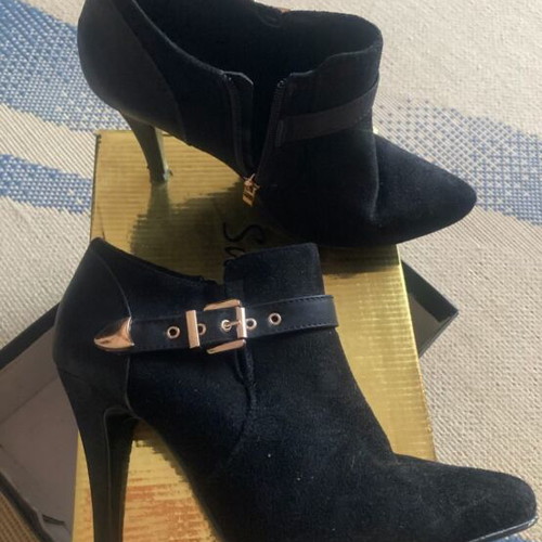 Ankle boots size 39 black with side zipper like new