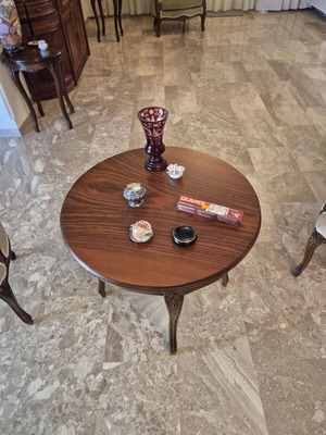 Round carved coffee table like new