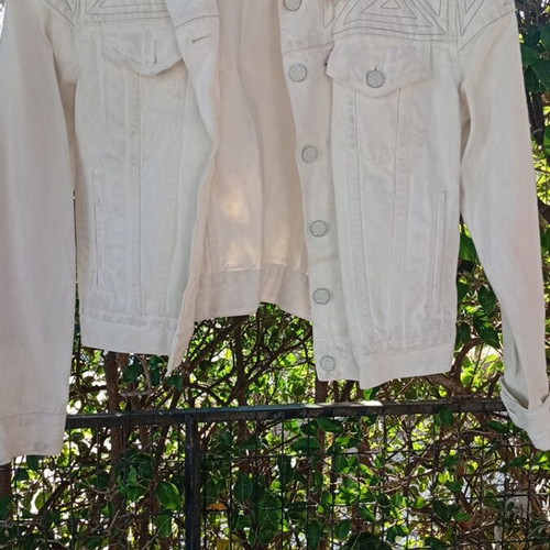 Levi's White Denim Jacket Like New With Embroidered Back Design