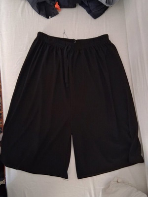 Wide women's bermuda like new, black