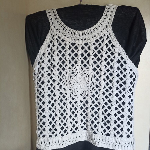 White knitted cotton top like new, size S