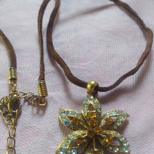Vintage style necklace with flower pendant on leather cord like new