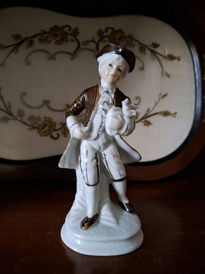 Vintage porcelain figurine like new