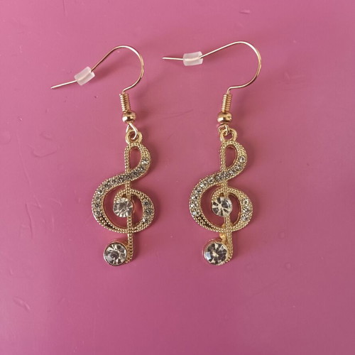 Treble Clef Earrings like new, gold color