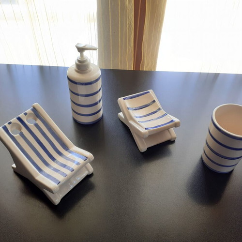 Bathroom accessories set like new, 4 pieces