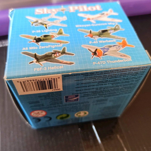 Sky pilot Curtis P-40N Warhawk 1/160 airplane new