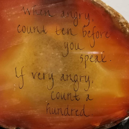 Decorative plaque in natural agate stone used with wooden base
