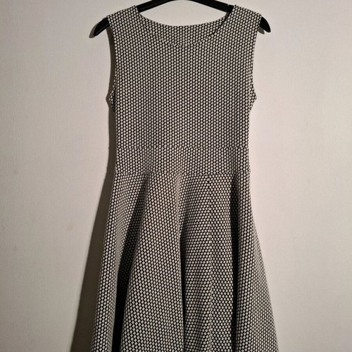 Black and white dress like new, sleeveless with zigzag patterns