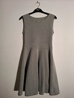 Black and white dress like new, sleeveless with zigzag patterns