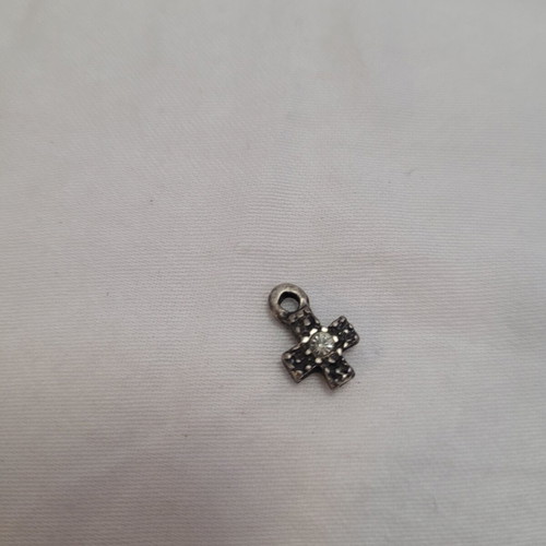Cross pendant necklace