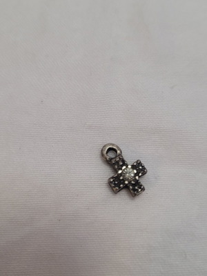 Cross pendant necklace