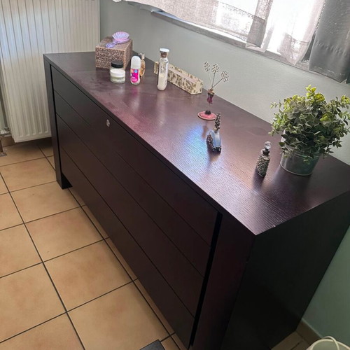 Bedroom vanity table