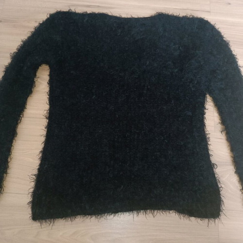 Black women's medium fluffy sweater like new