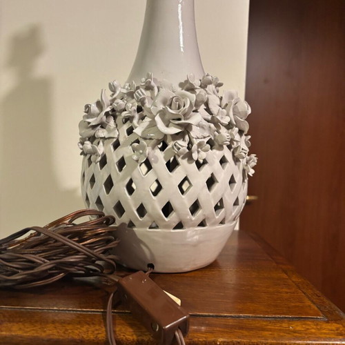 Capodimonte handmade table lamp used in excellent condition
