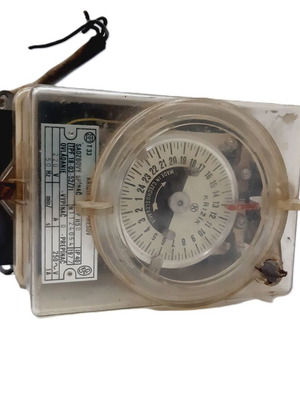 Tariffen clock for electricity meter used, day/night, vintage