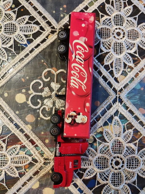 Coca-Cola vintage Christmas truck collectible, 18cm