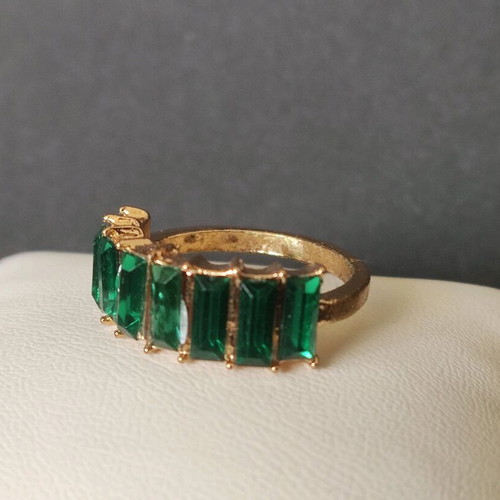 Women's ring used with decorative stones gold color