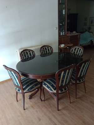 Mahogany round dining table with 6 chairs like new
