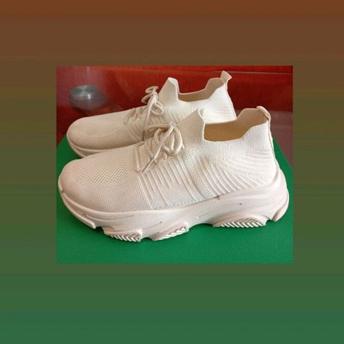Sneakers women's size 39 beige cream with elastic breathable fabric like new