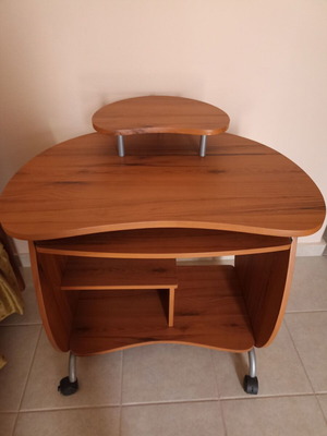 MDF desk semicircular with wheels, like new