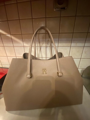 Чанта Tommy Hilfiger за рамо употребявана, бежова, не от кожа