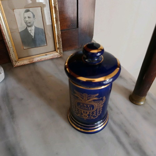 Porcelain pharmacy jar used with broken lid