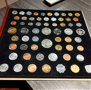 61 ακυκλοφόρητα νομίσματα σε ξύλινη συσκευασία.