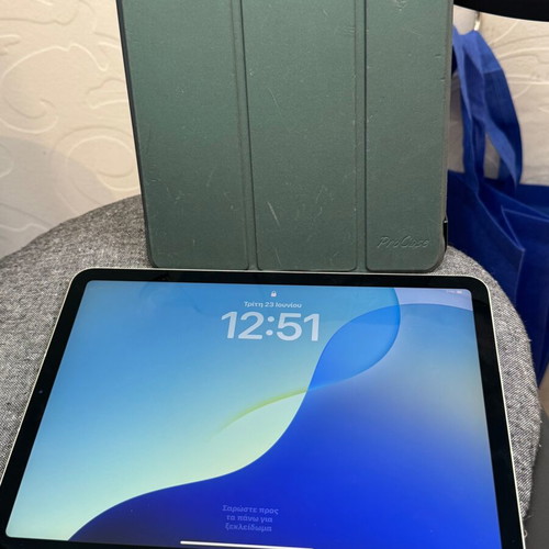 Apple iPad Air 4th Gen 64GB WiFi and Cellular Like New with Case