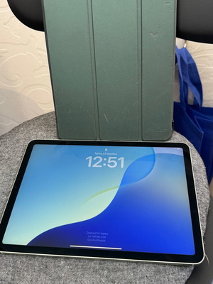 Apple iPad Air 4th Gen 64GB WiFi and Cellular Like New with Case