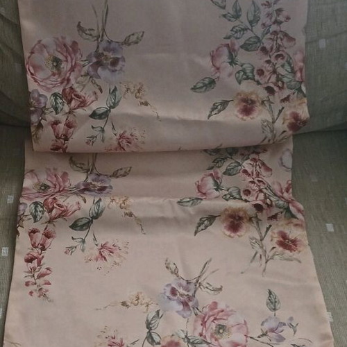 Satin table runner like new, dimensions 1.50 x 0.40